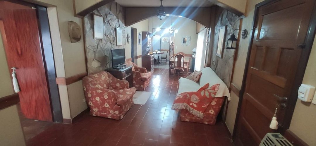 VENTA SARANDI CASA 3 HABITACIONES COCHERA Y JARDIN