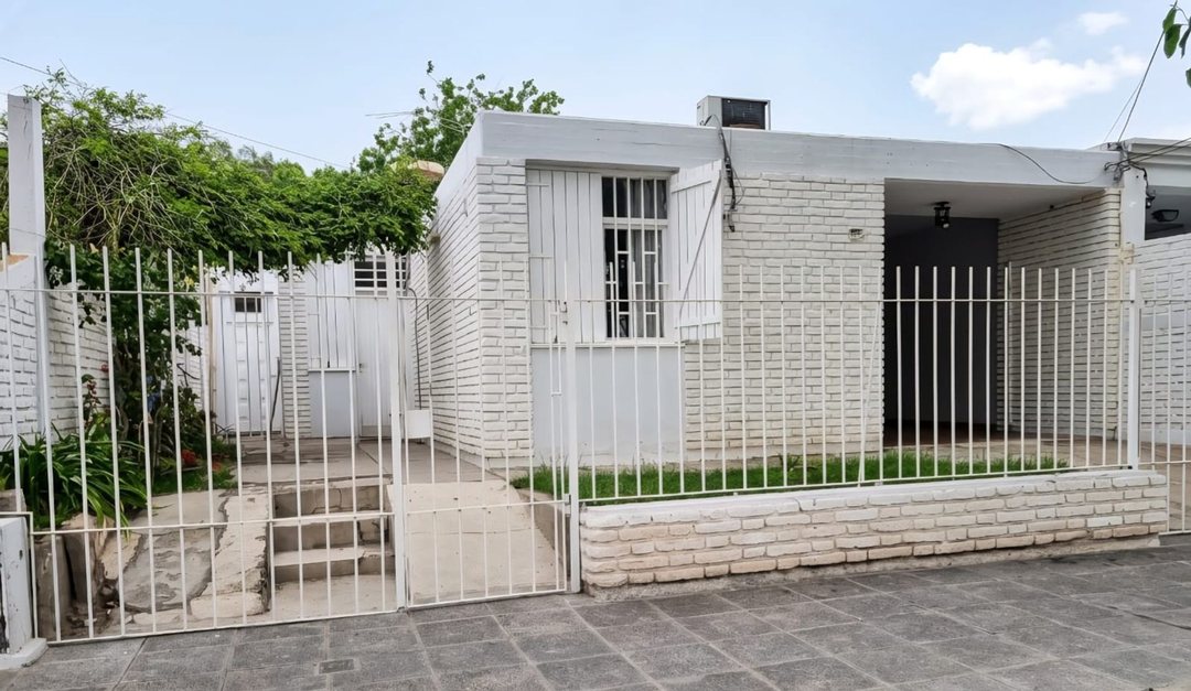 CASA DE 3 HABITACIONES. B° GENDARMERIA. RIVADAVIA