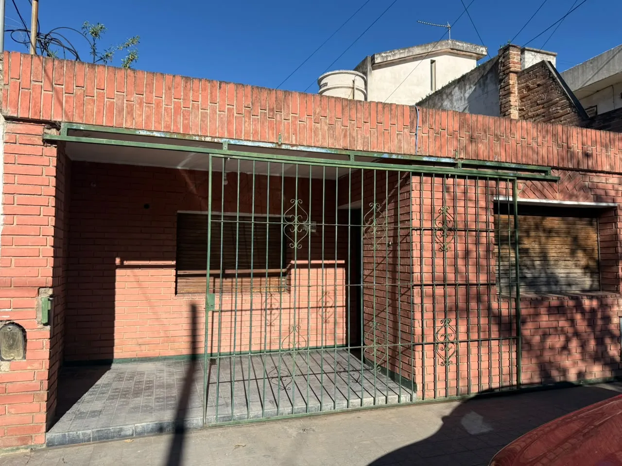 CASA A REFACCIONAR Y COMPLETAR A TU GUSTO!! Oportunidad en Las Flores