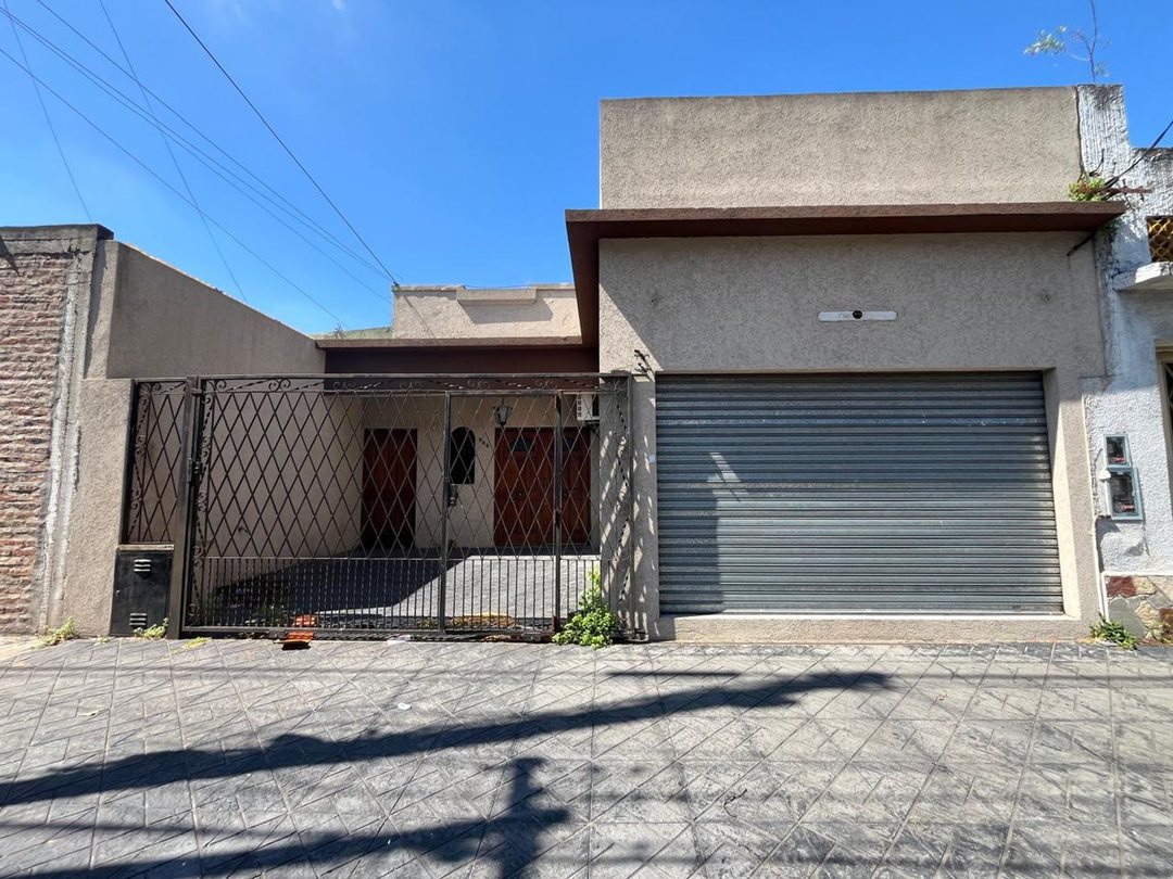 VENTA CASA 3 AMB RAMOS MEJIA A REFACCIONAR Y LOCAL