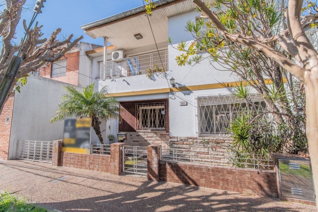 CASA 7 AMBIENTES MULTIFAMILIAR VENTA VILLA ADELINA