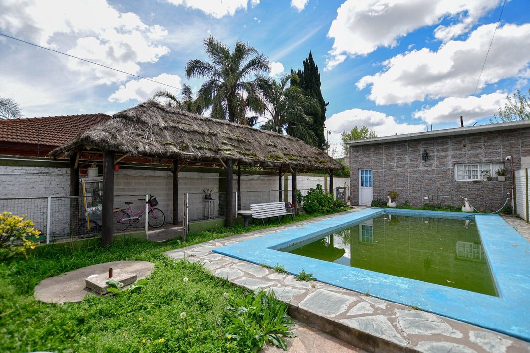 CASA CON PILETA  MAS LOCAL EN VENTA ETCHEVERRY