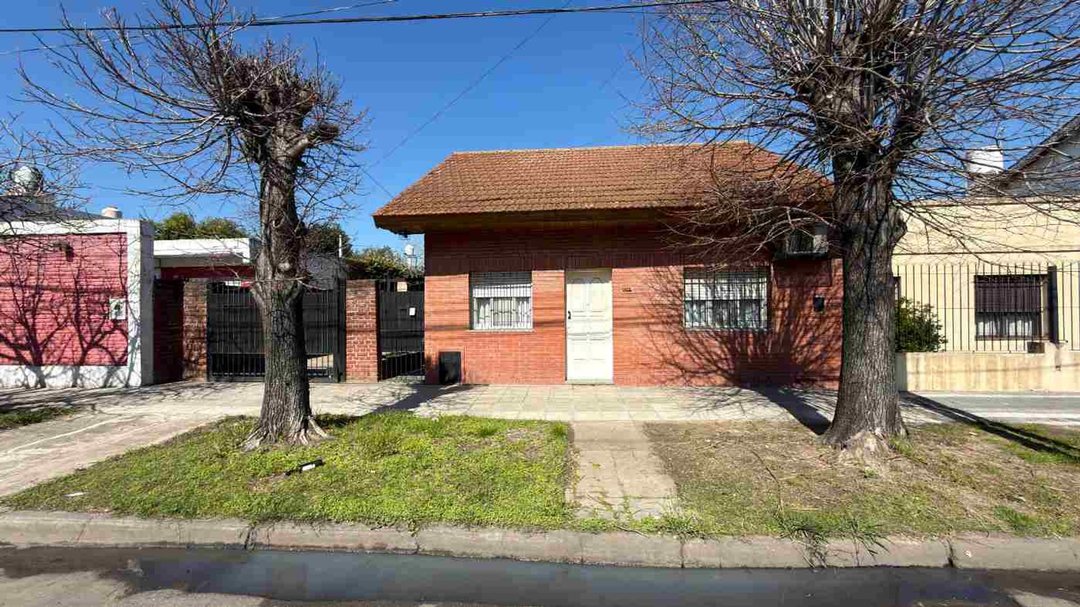 VENTA CASA BANFIELD OESTE 4amb con PARQUE