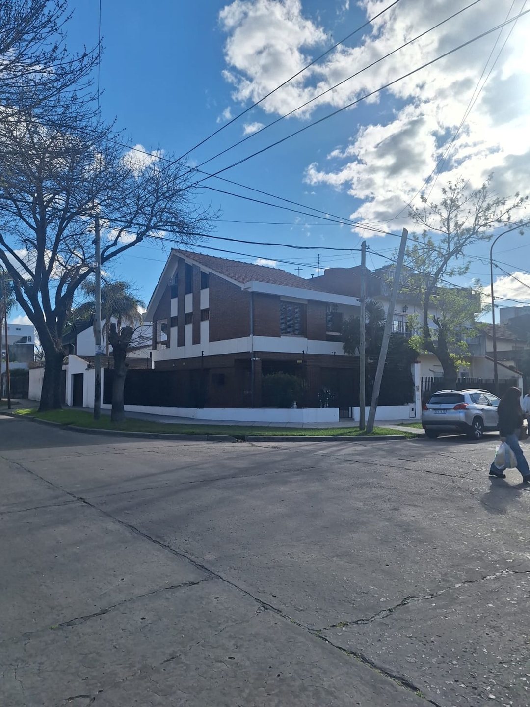 CASA 5 AMBIENTES CON COCHERA. VENTA M CORONADO.