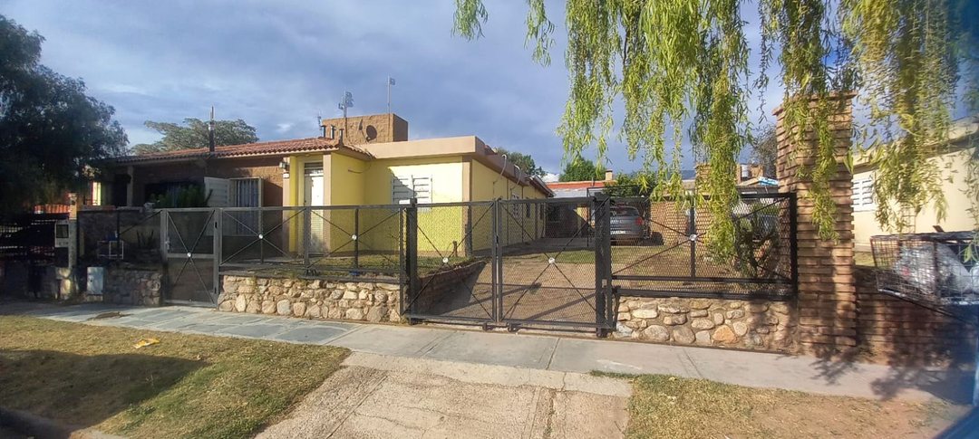 VENTA CASA con TRES DEPARTAMENTOS en SAN LUIS