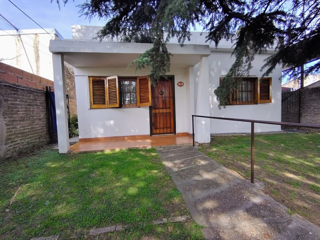 CASA EN VENTA 3 AMB. CLAYPOLE JARDIN