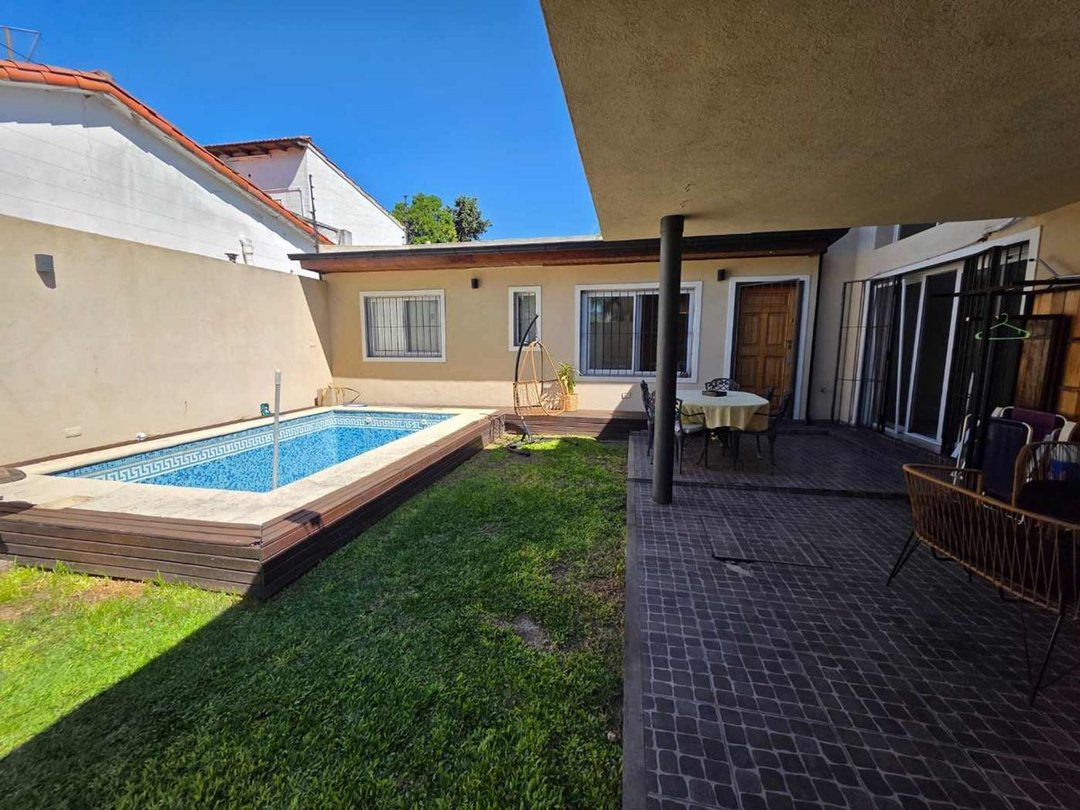 CASA DISTINTIVA EN CASTELAR NORTE PILETA COCHERA