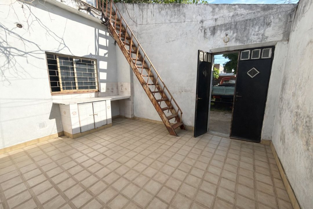 CASA EN VENTA 4 AMB A REFACCIONAR - LOMA HERMOSA