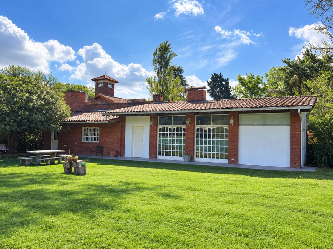 VENTA CASA CON PARQUE EN LOS ROBLES DEL MONARCA