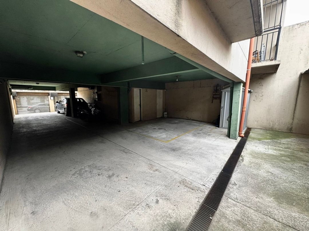 Venta cochera cubierta Caseros Norte financia