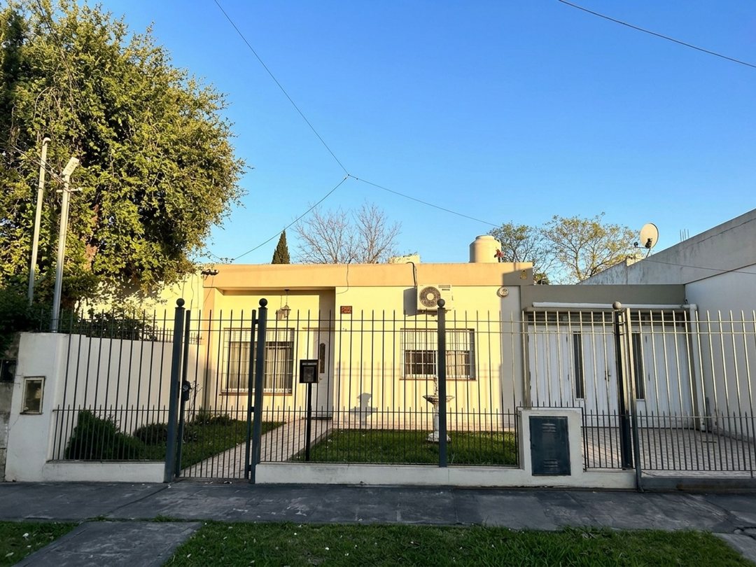 CASA CON GALPÓN, DEPARTAMENTO Y GRAN TERRENO.