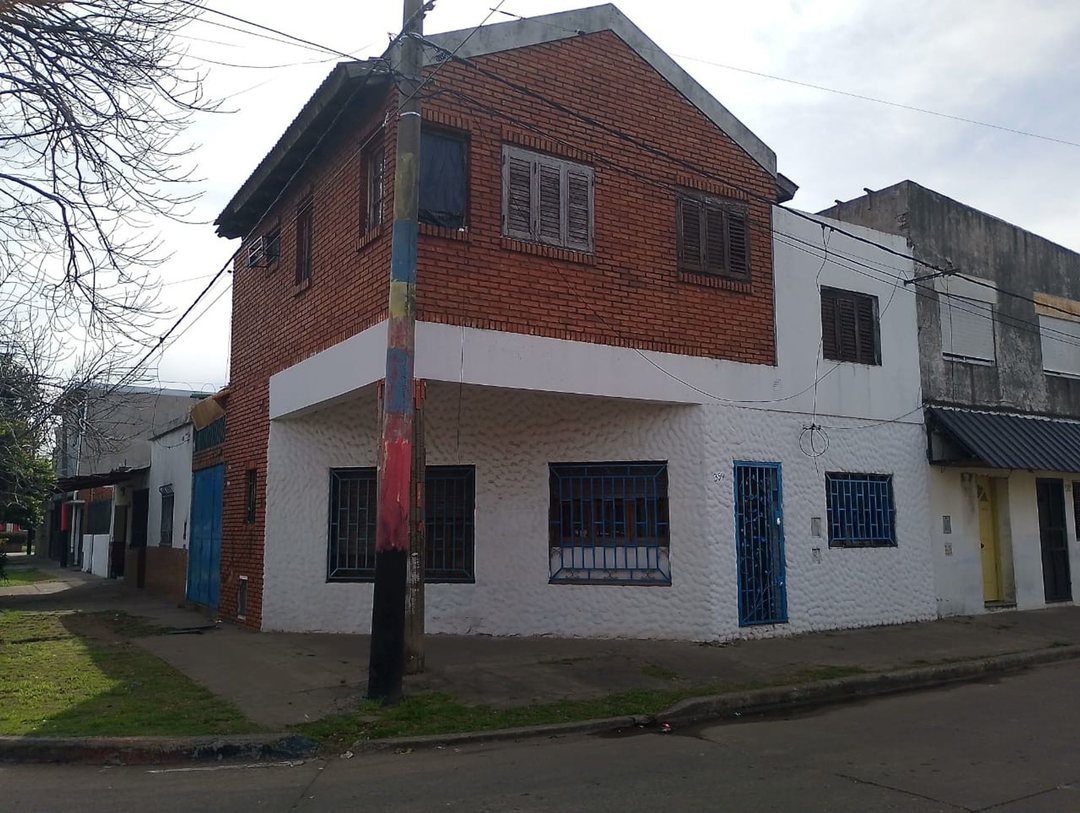 VENTA DE CASA CON 4 DORMITORIOS EN ALEM AL 4200