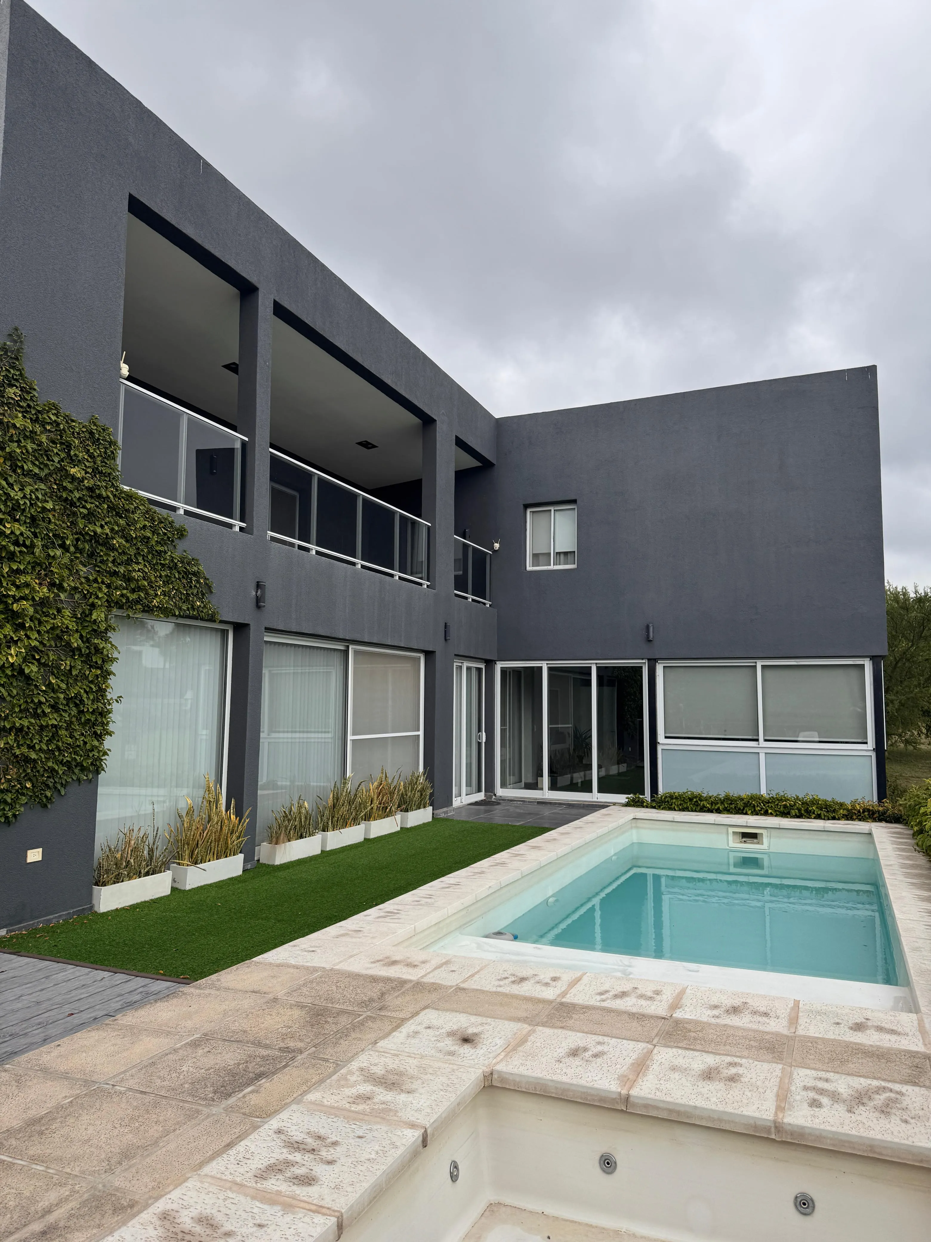 CASA EN ALQUILER COUNTRY VILLA GOLF MALAGEÑO-2 DORMITORIOS-ESCRITORIO-GYM-PILETA-QUINCHO