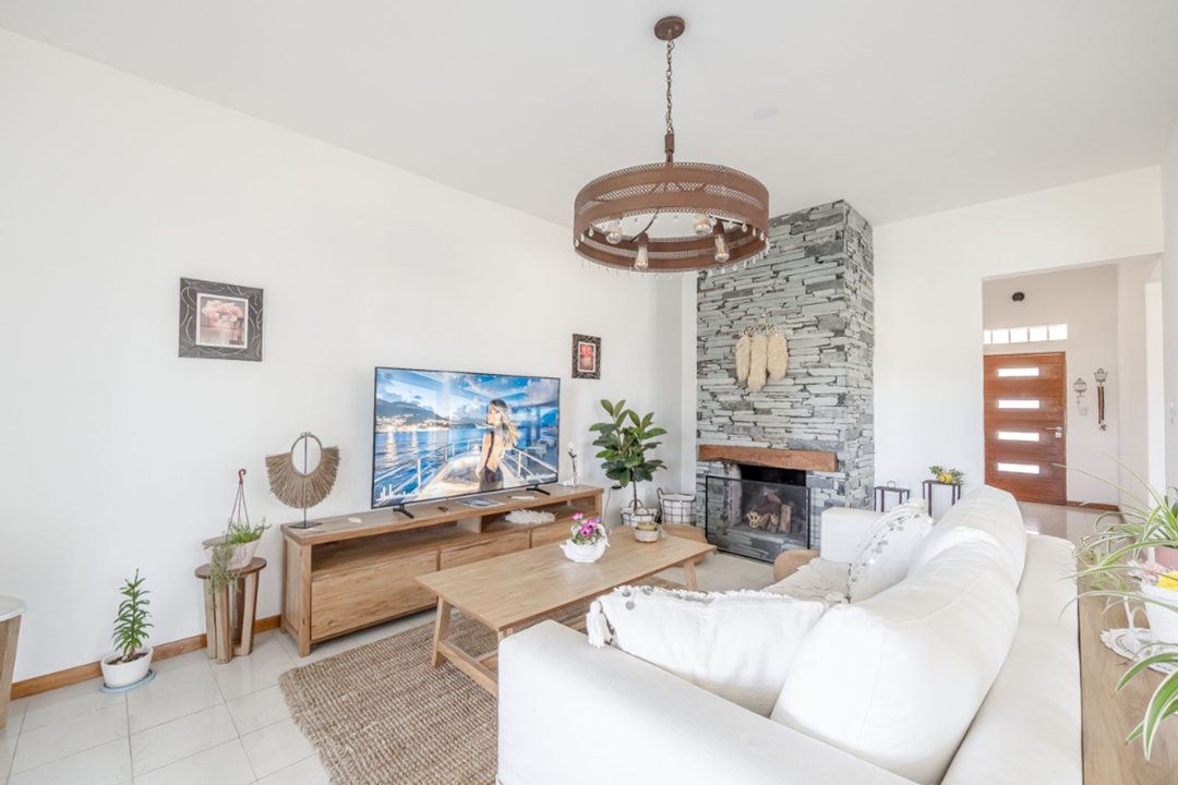 VENDE CASA CON PARQUE Y PILETA EN BARRIO EL CANTON