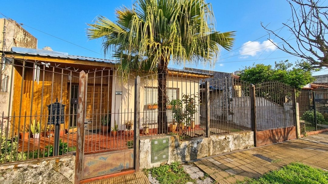 VENTA CASA 4 AMBIENTES MORON COCHERA Y PILETA