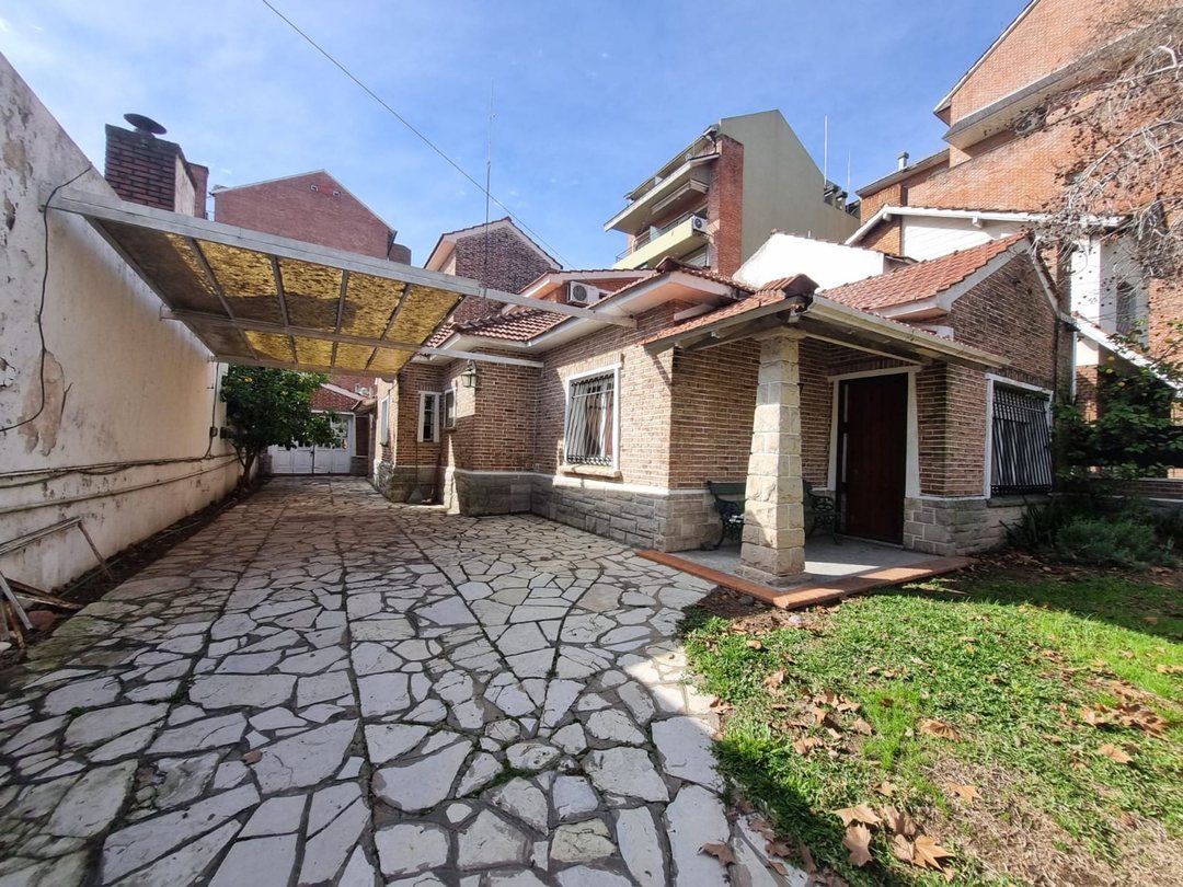 CASA 6 AMBIENTES VENTA CHALET PATIO ADROGUE