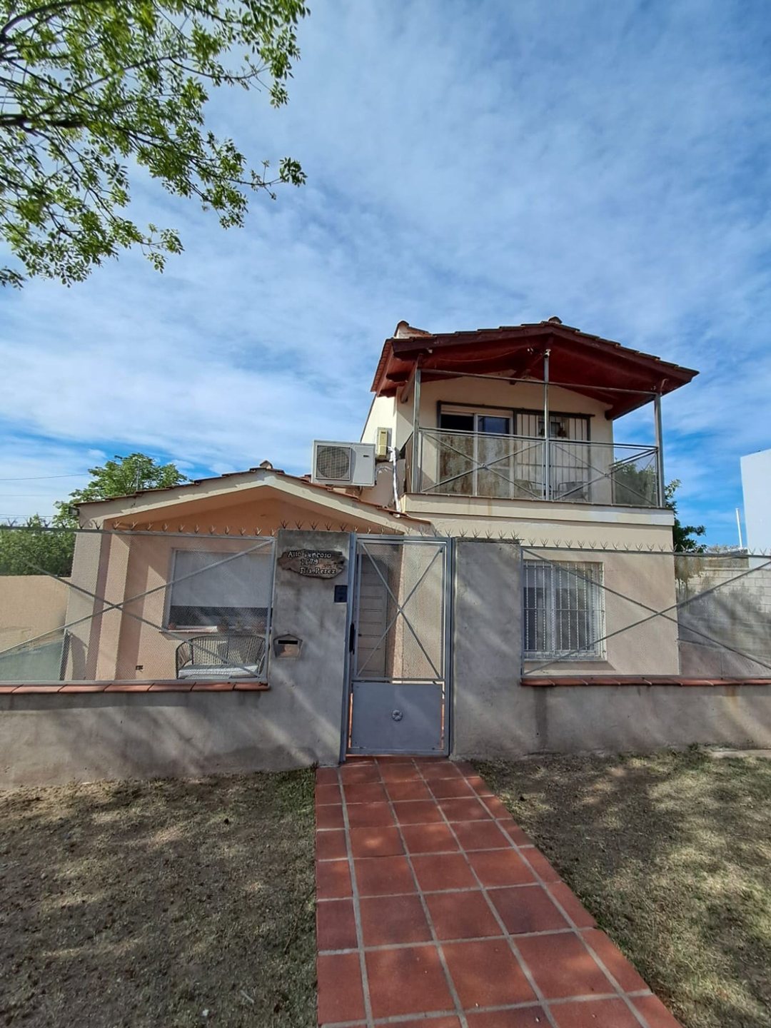 CASA EN VENTA 4 AMBIENTES CON PILETA EN JUNA KOSLA