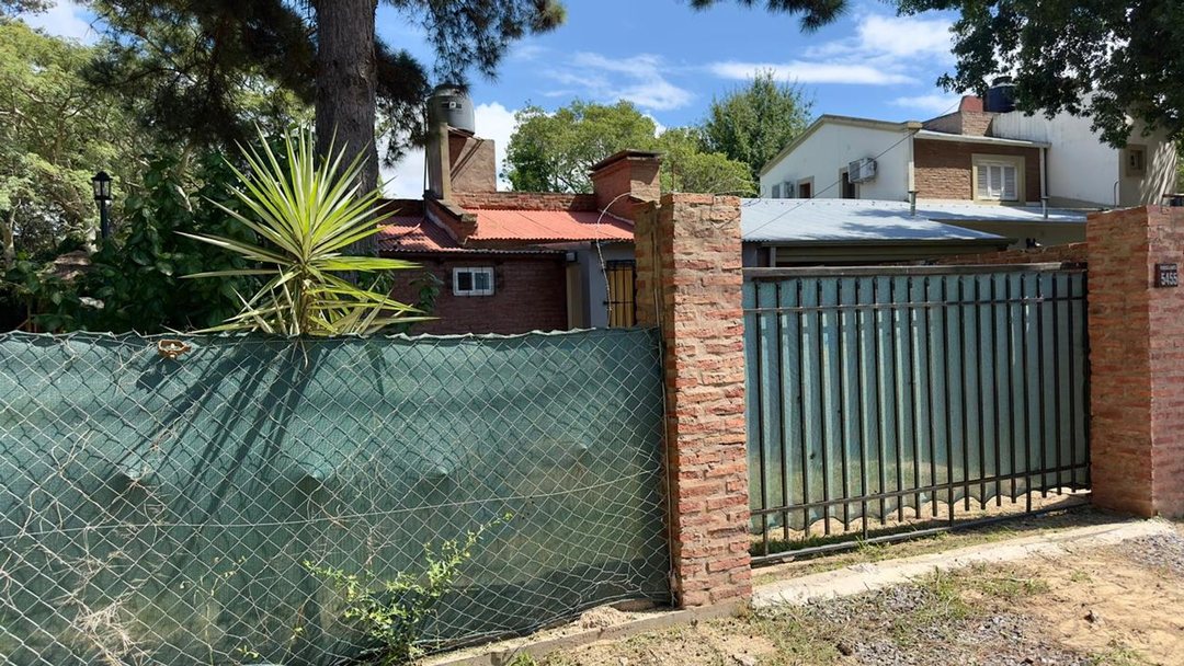 CASA CON PILETA A UNA CUADRA DE LA RUTA