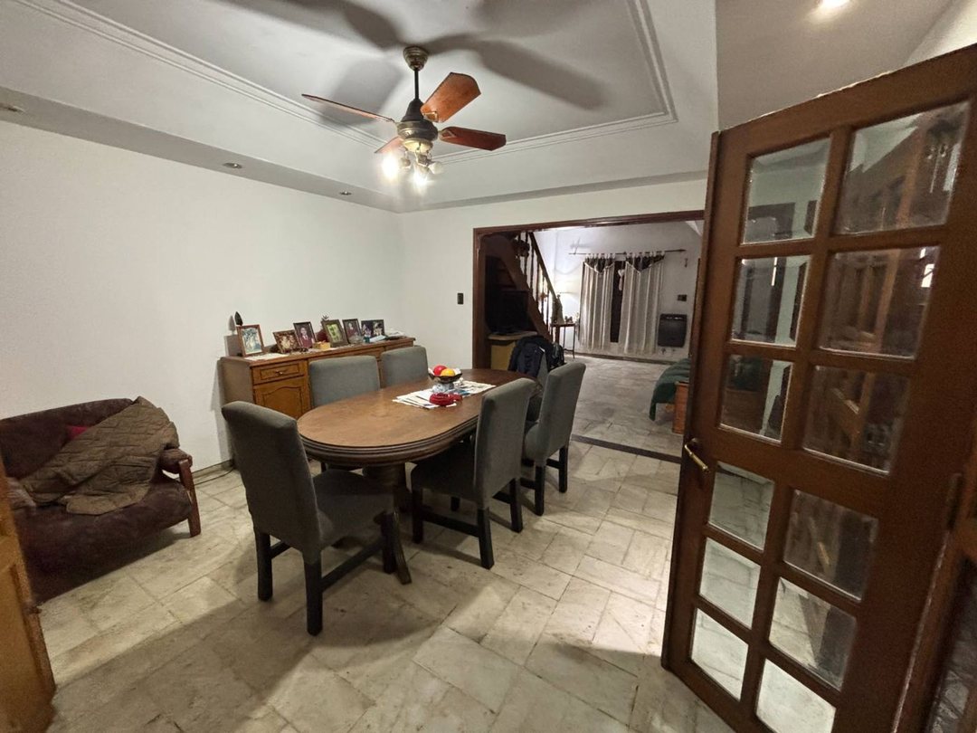VENTA CASA 4 DORMITORIOS COCHERA PATIOS LUDUEÑA