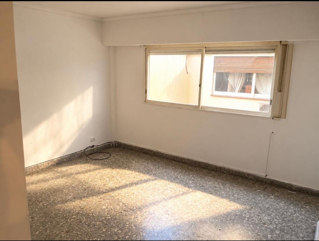 Lateral con mucha luz en el corazon de Villa Cresp