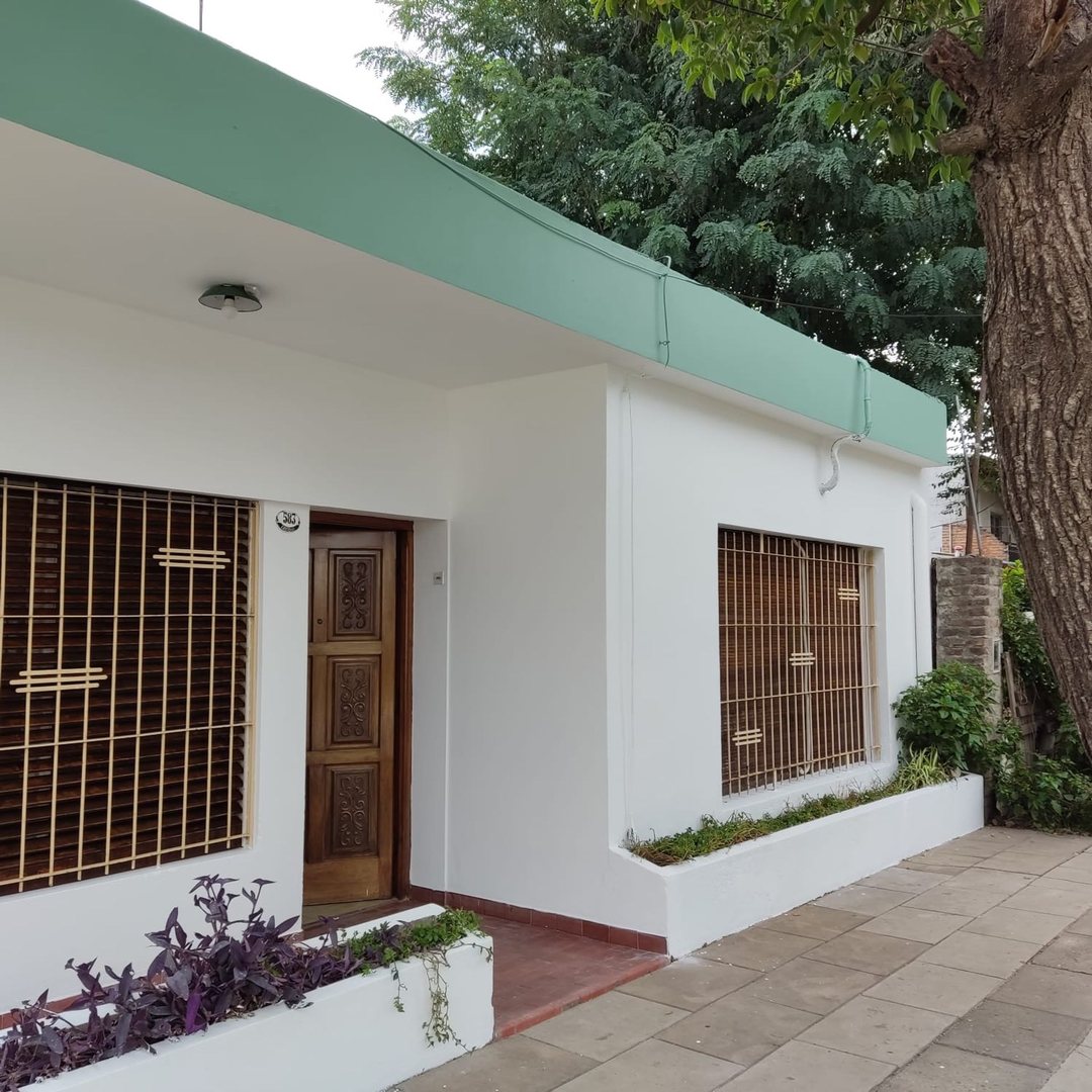 VENTA CASA 4 AMBIENTES CON PARQUE Y PARRILLA MERLO