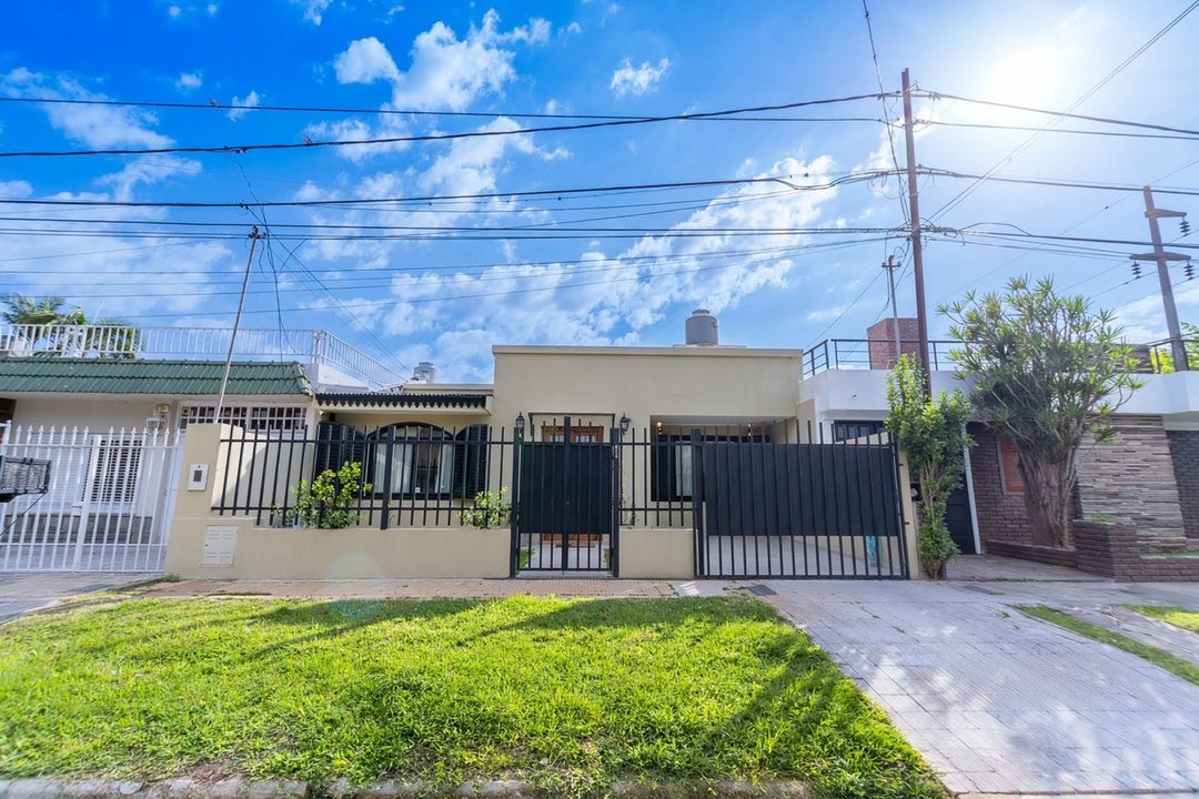 CASA DOS DORMITORIOS, COCHERA, PATIO Y PILETA