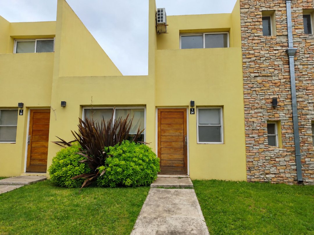 EN VENTA CASA 3 AMB BARRIO LOS ROBLES APTA CRÈDITO
