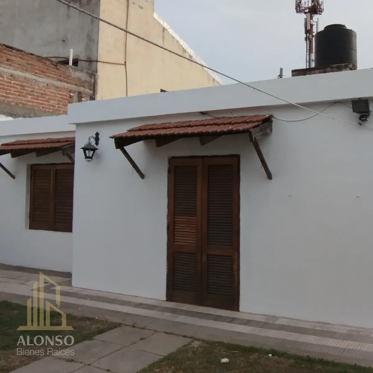 🏡 Casa con Garage y Patio Verde en Alquiler – B° San Carlos