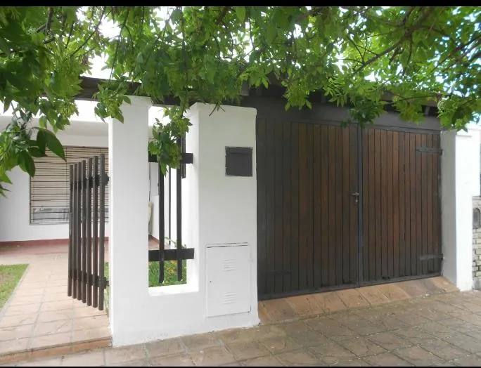 DUEÑO VENDE CASA 3DOR. A 4 CDRAS RAFAEL NUÑEZ