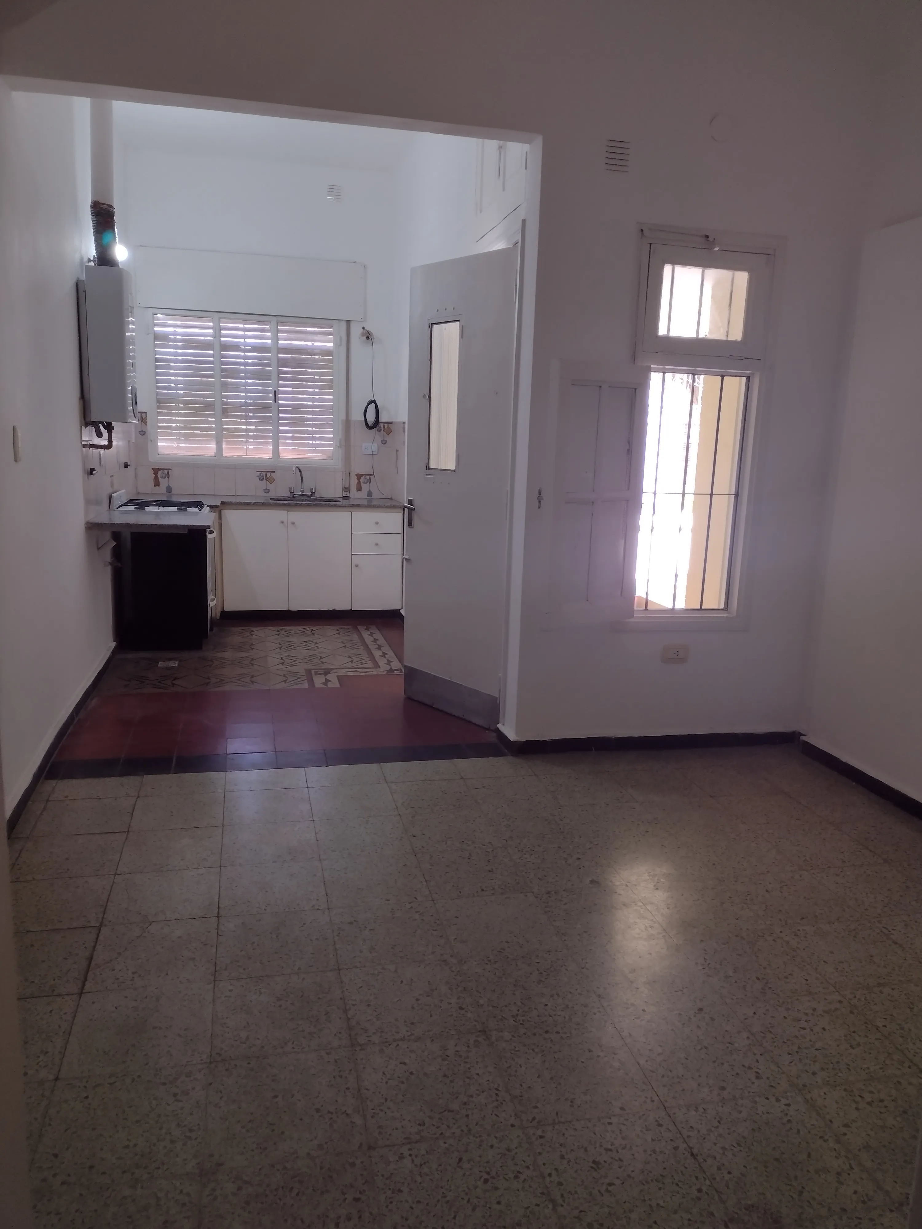 PLANTA BAJA CON PATIO - SIN EXPENSAS - DORMITORIO + ESCRITORIO GRANDE