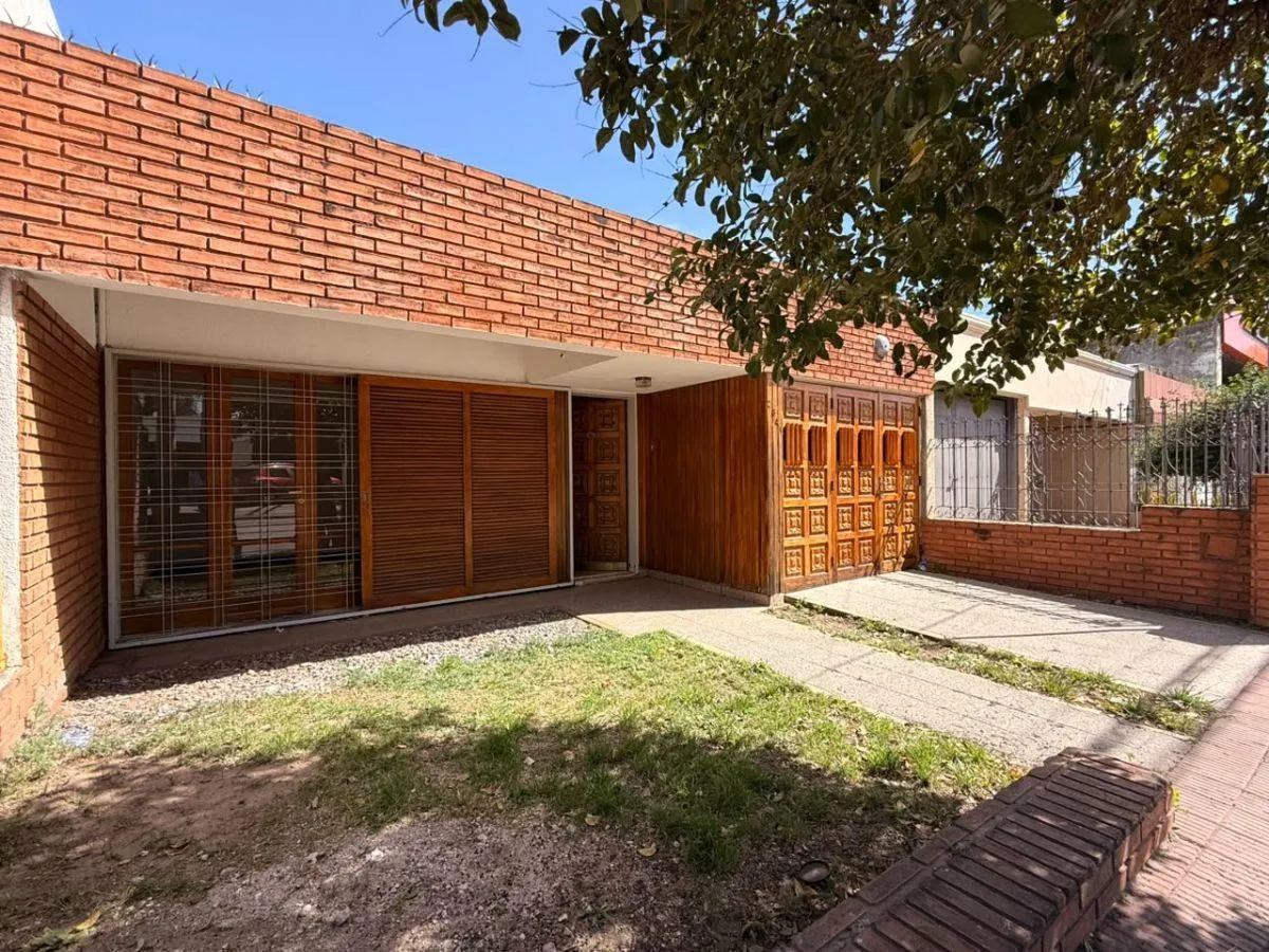 Apto Crédito - Venta Casa 3 Dorm. Garage y Patio - S/ Blvd. Los Granaderos - m Alto Verde