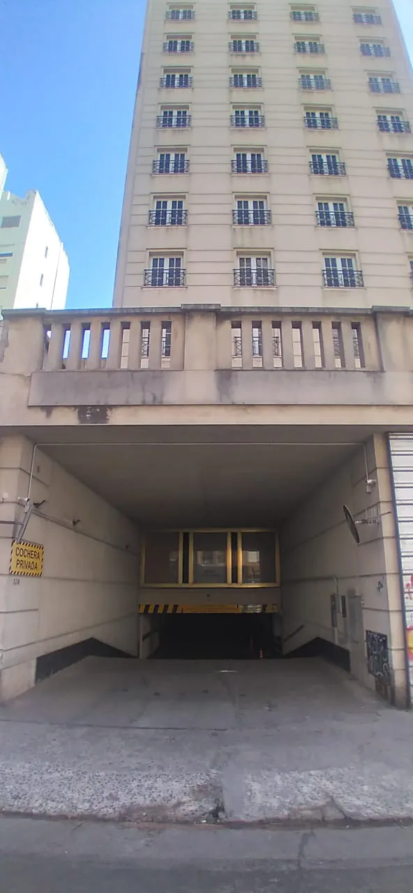 Cochera en edificio de cocheras, con seguridad 24 hs,ascensor, baños, en pleno centro a 50 metros de la Plaza de la Intendencia. Ideal también para alquiler con buena rentabilidad anual.