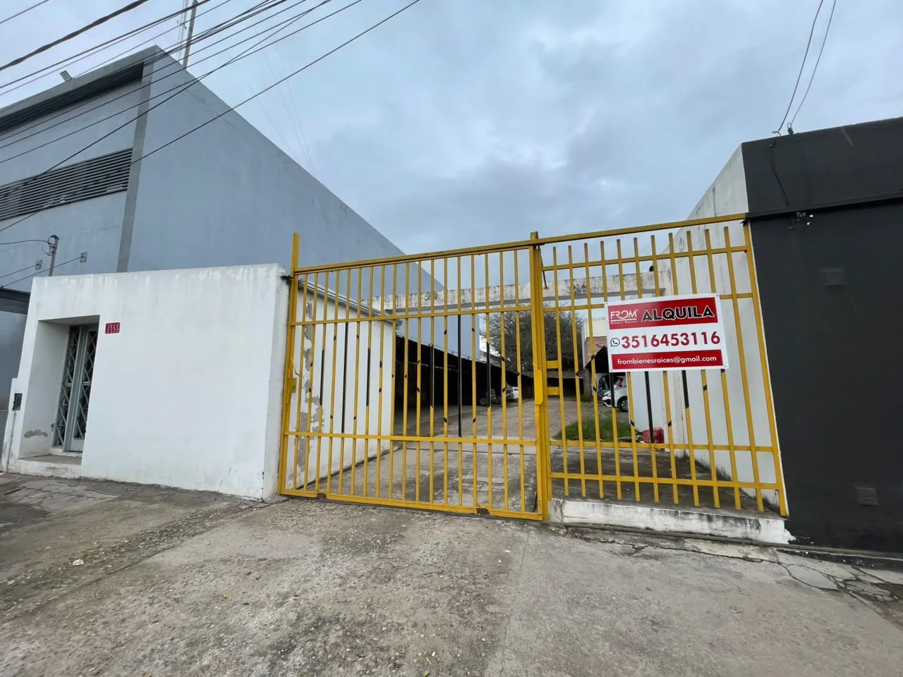 PREDIO CON FIN COMERCIAL (actualmente cocheras) 350m2
