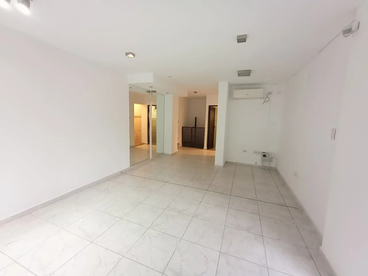 ALQUILER - LOCAL CON VIDRIERA  + SUBELO - TOTAL 50M2 - B° GENERAL PAZ