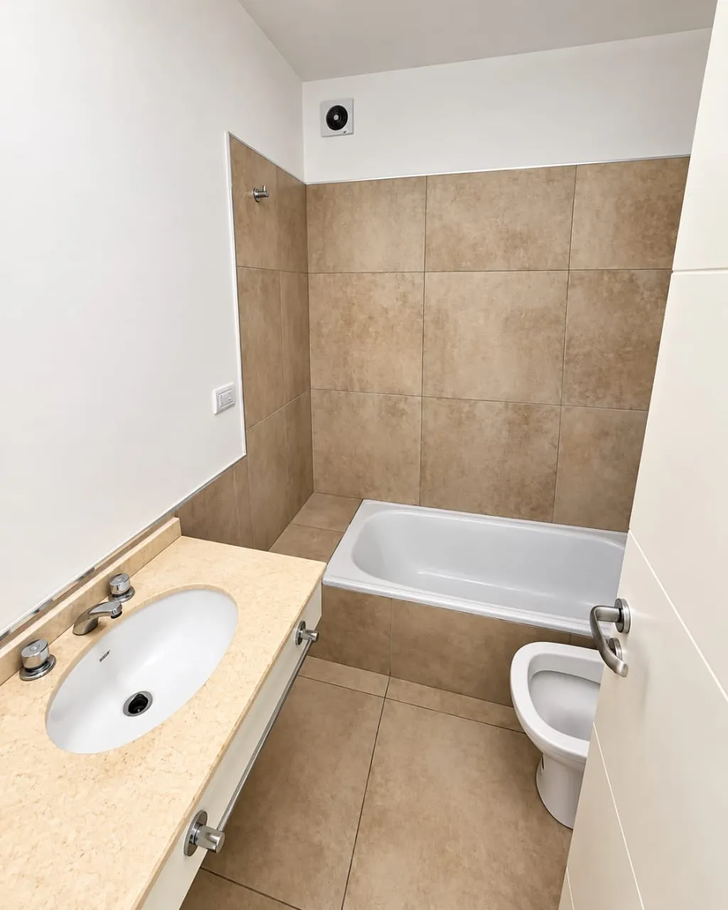 ALQUILO DUPLEX 3 DORMITORIOS EN CALLE CELSO BARRIOS 100