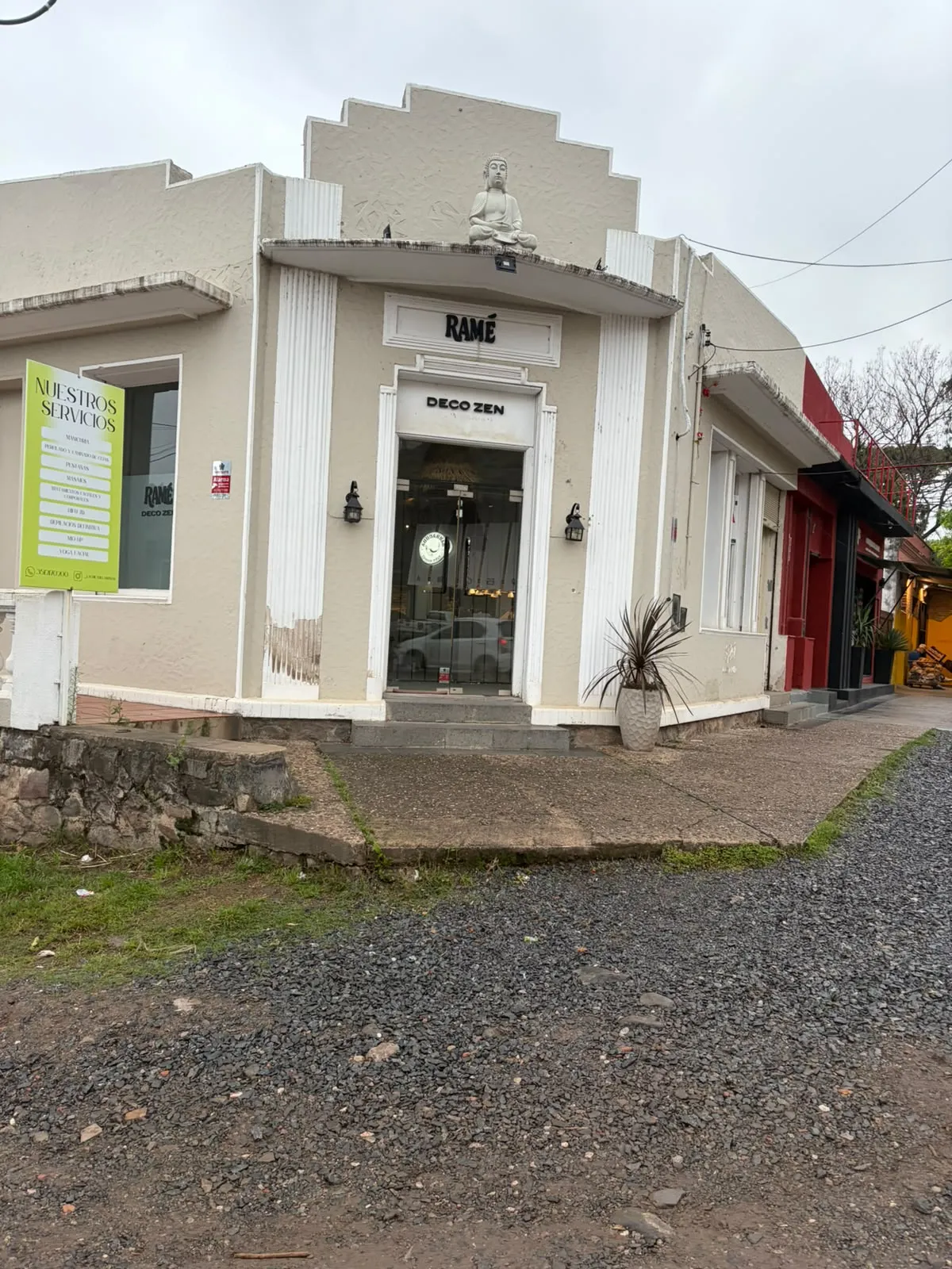 Se ALQUILA local sobre Santiago Derqui en Villa Allende