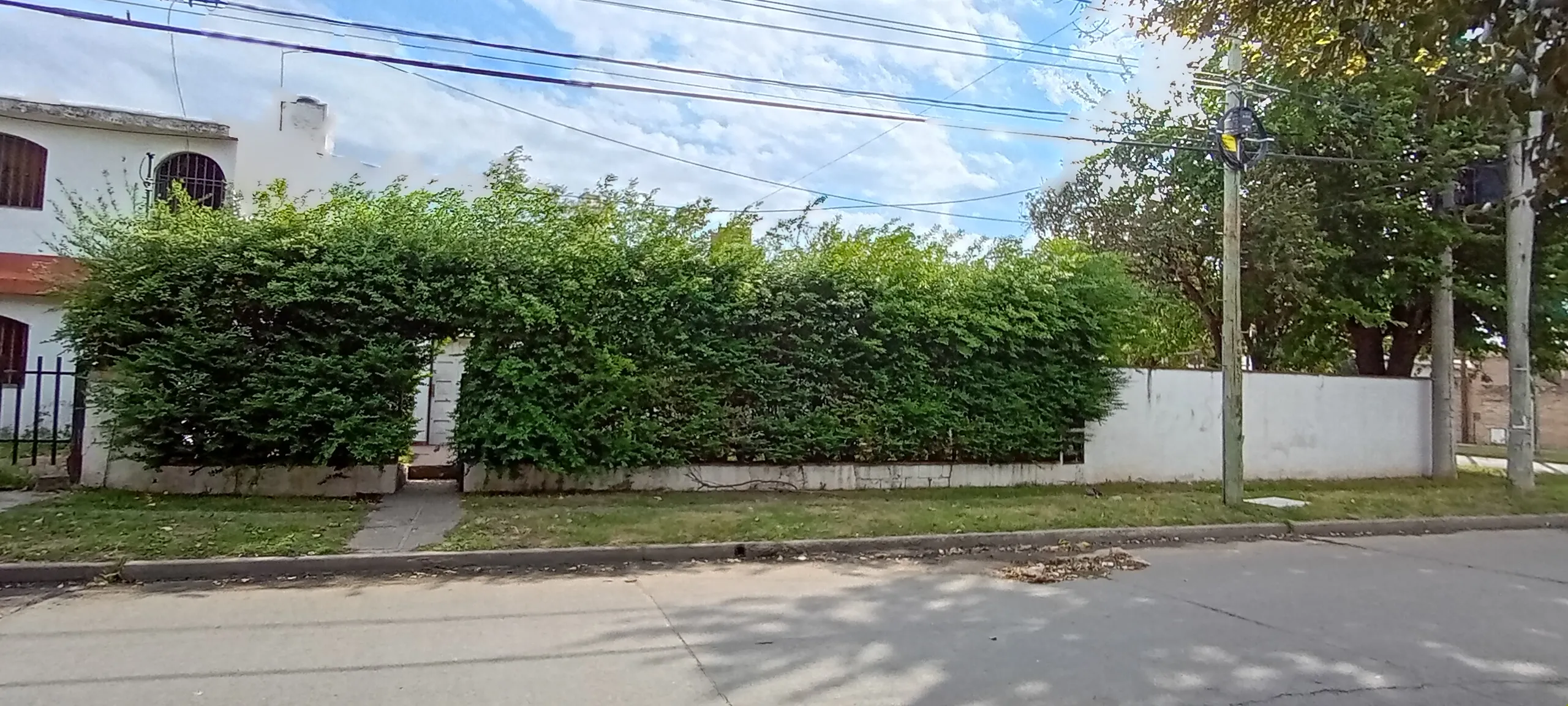 Se alquila casa tres dormitorios en Marquez de Sobremonte.