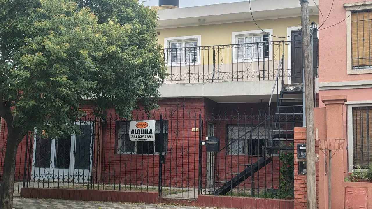 ALQUILO CASA EN BARRIO CRISO SUD !