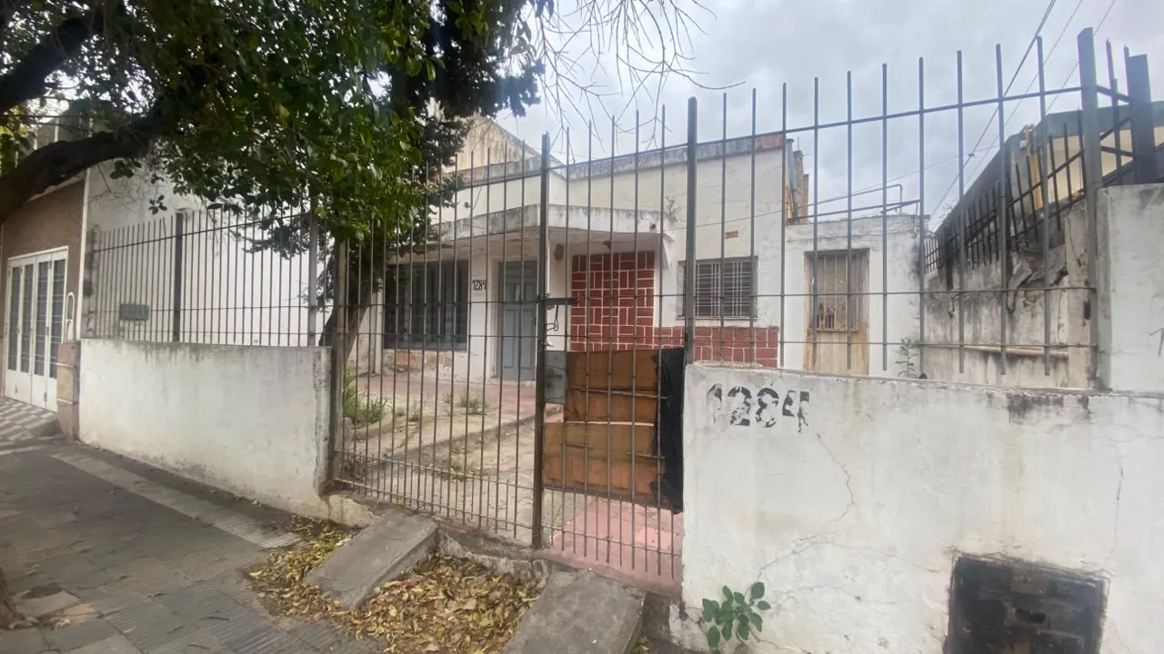 SE VENDE EXCELENTE OPORTUNIDAD DE INVERSIÓN EN B° MAURIZI SOBRE CALLE MISIONES