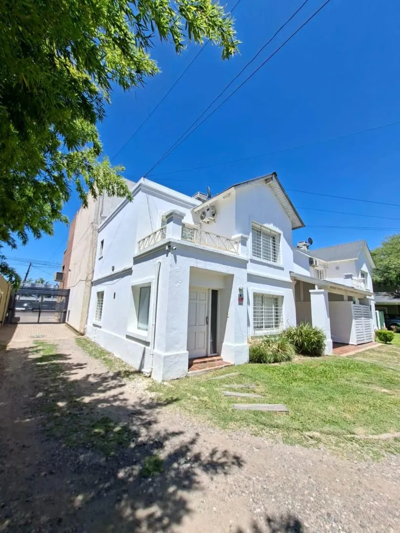 Duplex Housing de 3 Dormitorios en Argüello - Venta