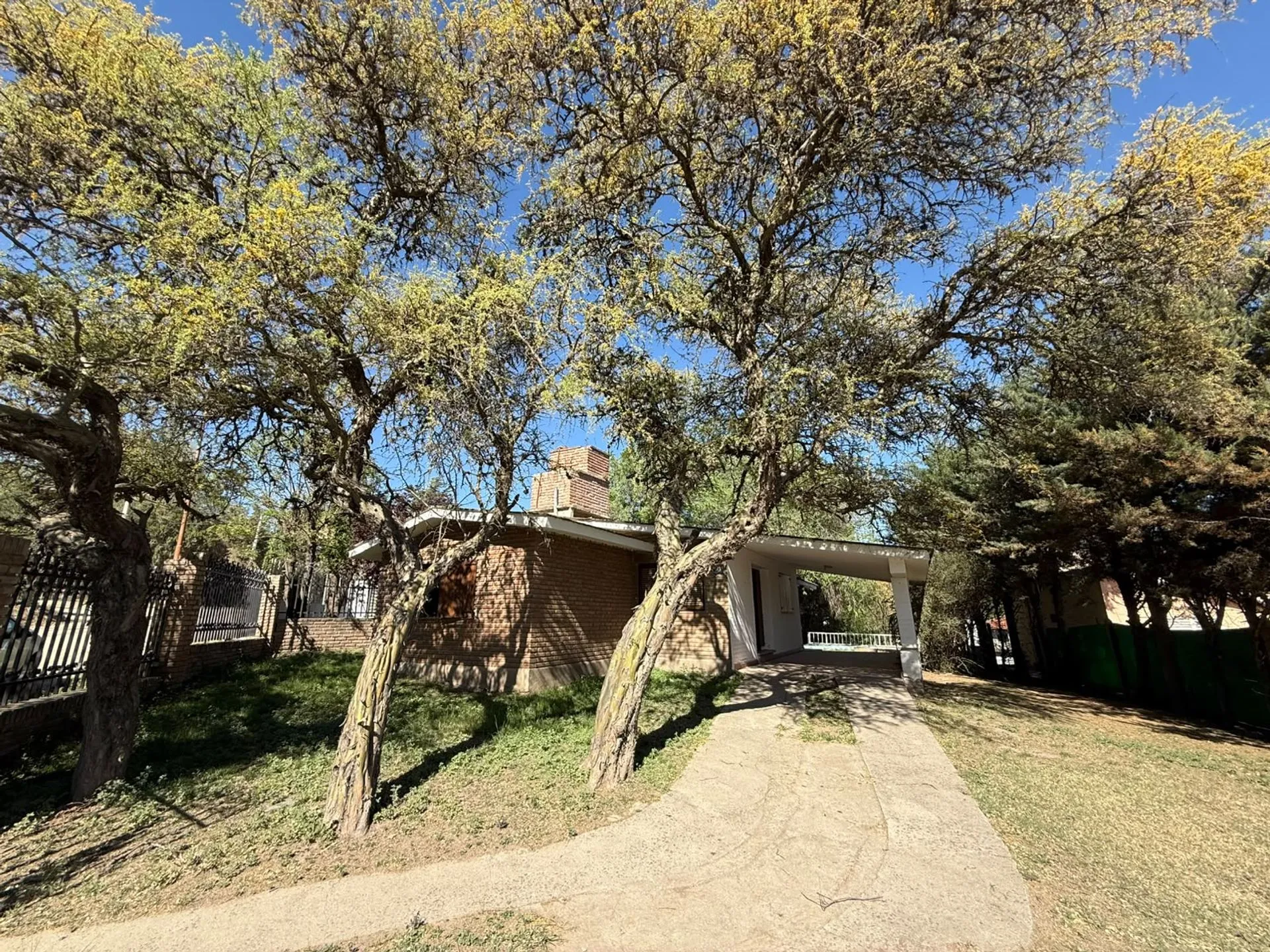 CASA V CARLOS PAZ CÓRDOBA Bº LA QUINTA 3 DORMI PILETA QUINCHO JARDIN COCHERA A MTS DEL RIO TURISMO VENTA