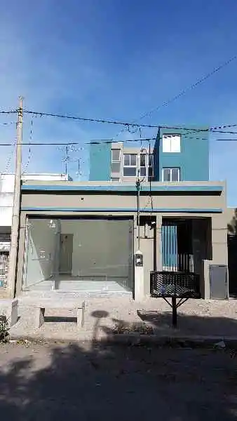 ALQUILO! LOCAL COMERCIAL. Alta Cba. Sucre 2400. 30 m2 con baño.