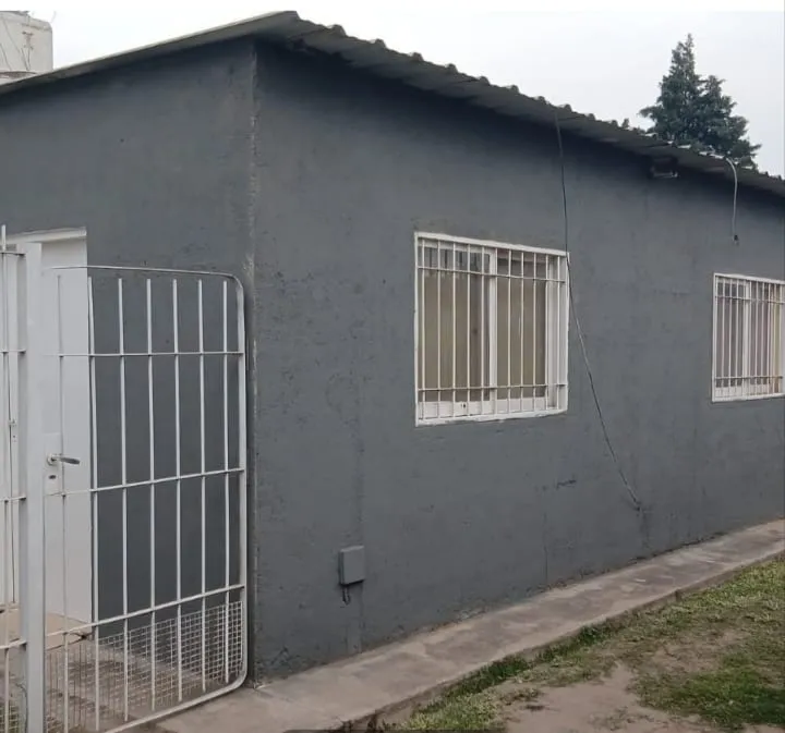 Alq. Monoambiente con patio y cochera.B° Malvinas argentinas.