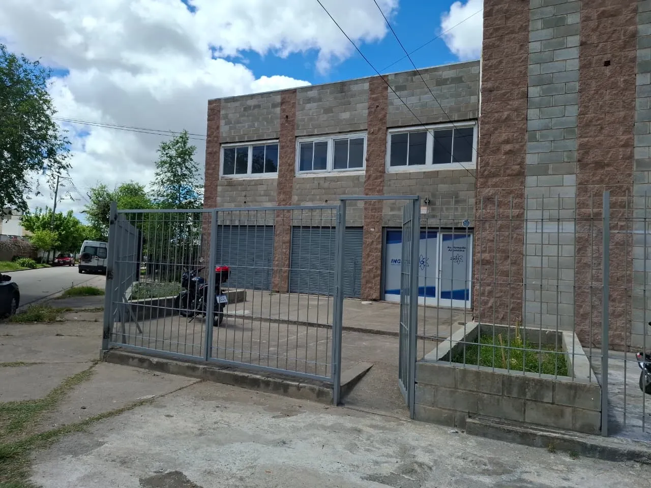 ALQUILO LOCALES COMERCIALES EN AV ARMADA ARGENTINA 2903
