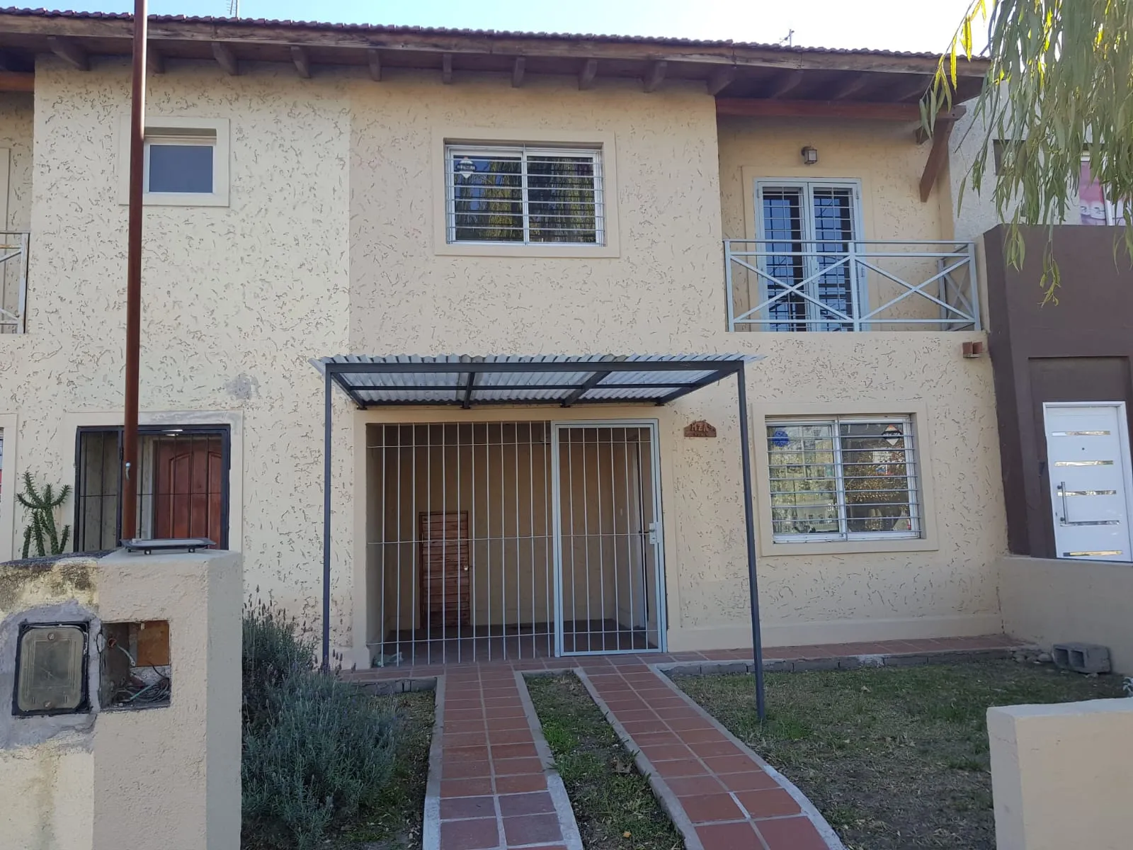 Dúplex de tres dormitorios en Alquiler Valle Escondido B° Jardines del Valle