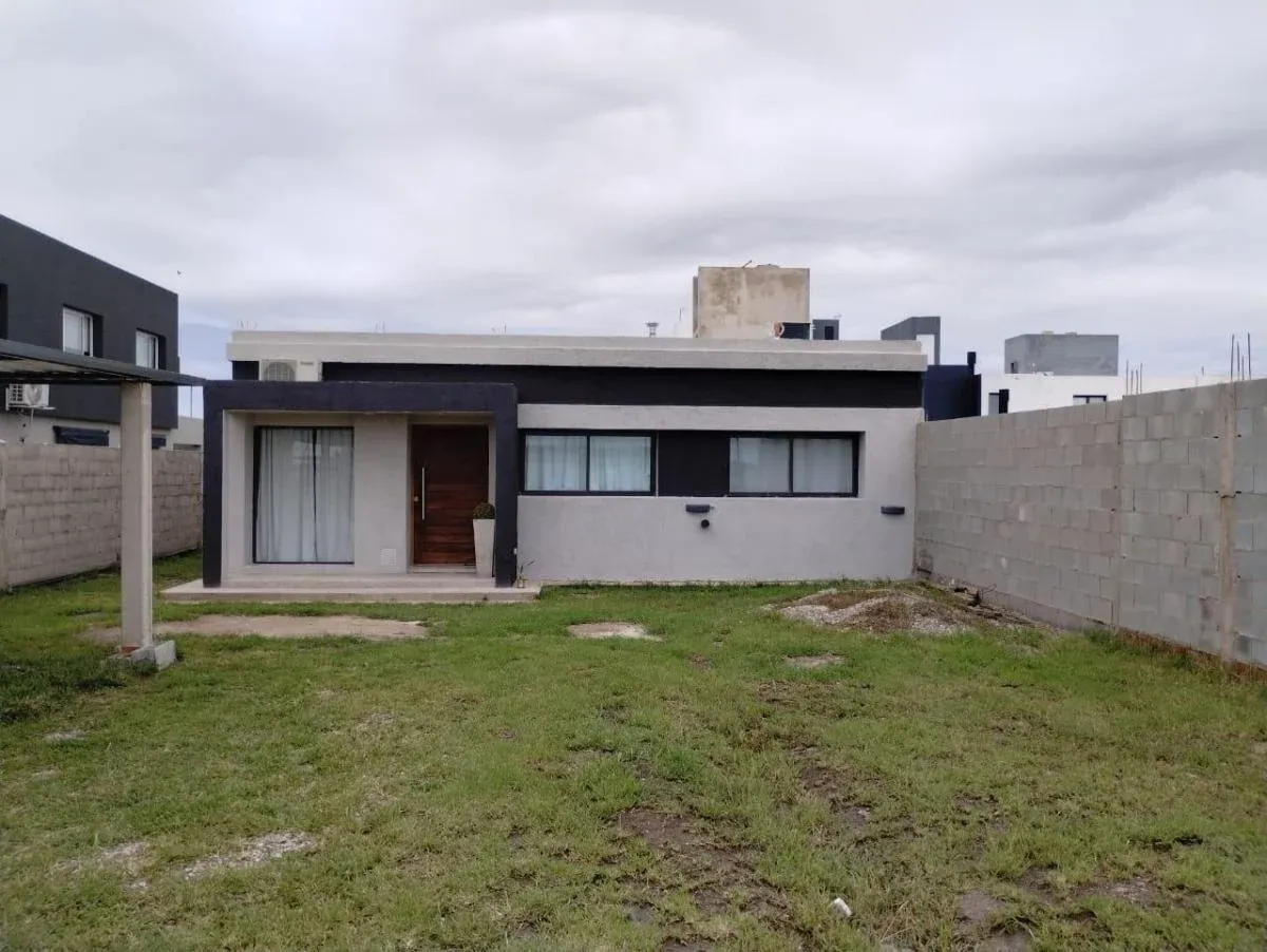 ALQUILO CASA EN DOCTA, 2 DORMI 3 BAÑOS COCHERA 1 SOLA PLANTA
