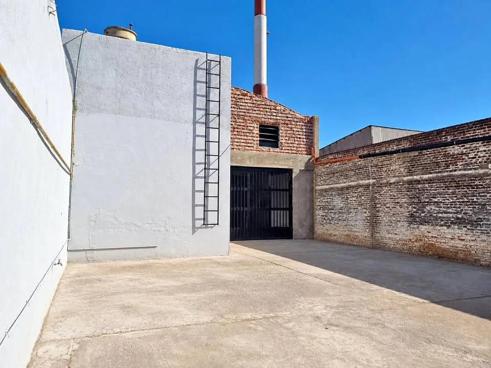 ALQUILER DE GALPON 400M2 - TALLERES ESTE -