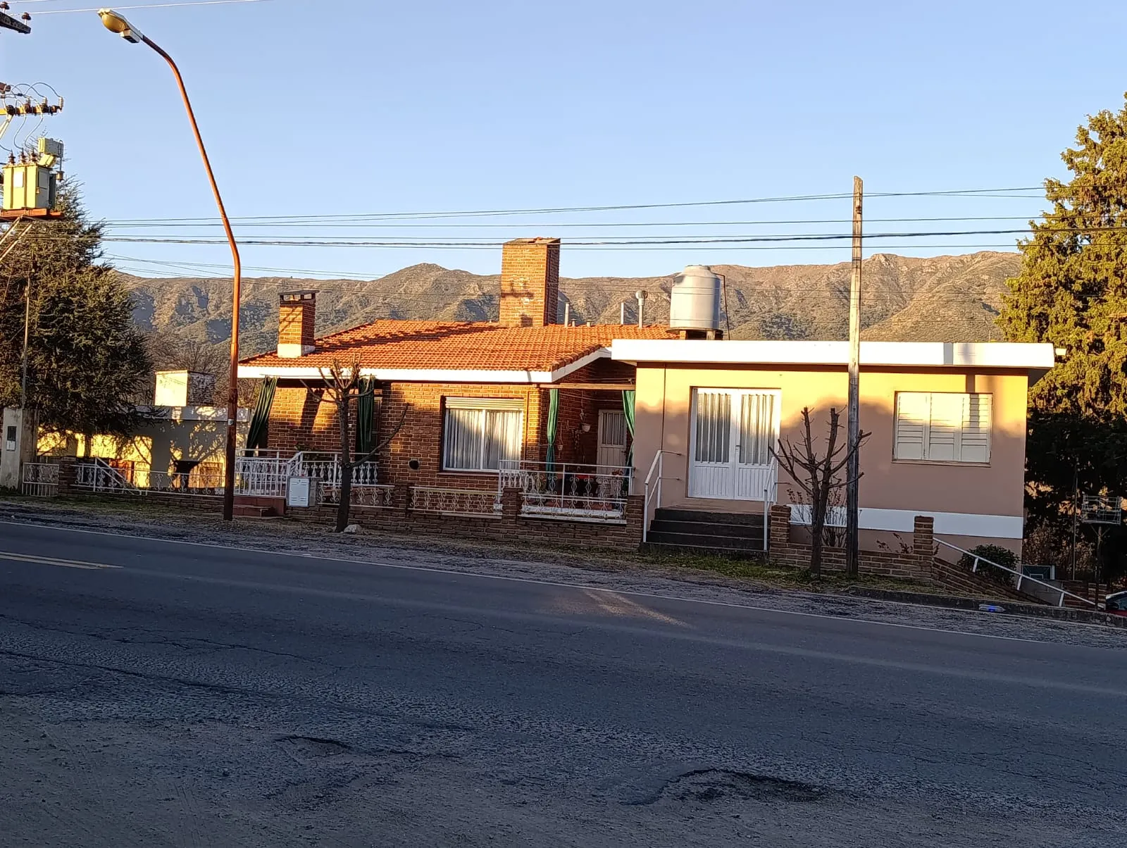 VILLA CAEIRO: CASA+ 2 DPT0+LOCAL SOBRE RUTA (SIERRAS DE CBA)