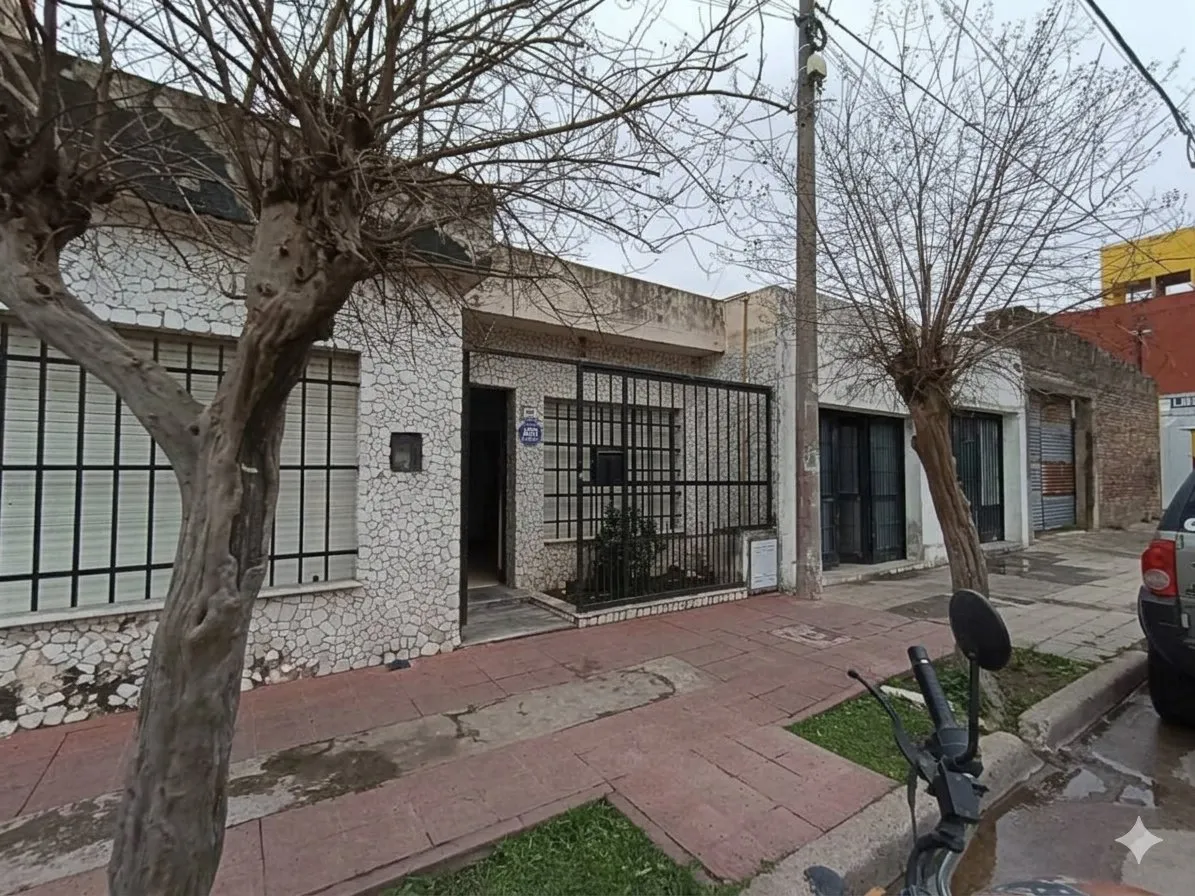 B° SAN MARTIN: CASA + 2 LOCALES