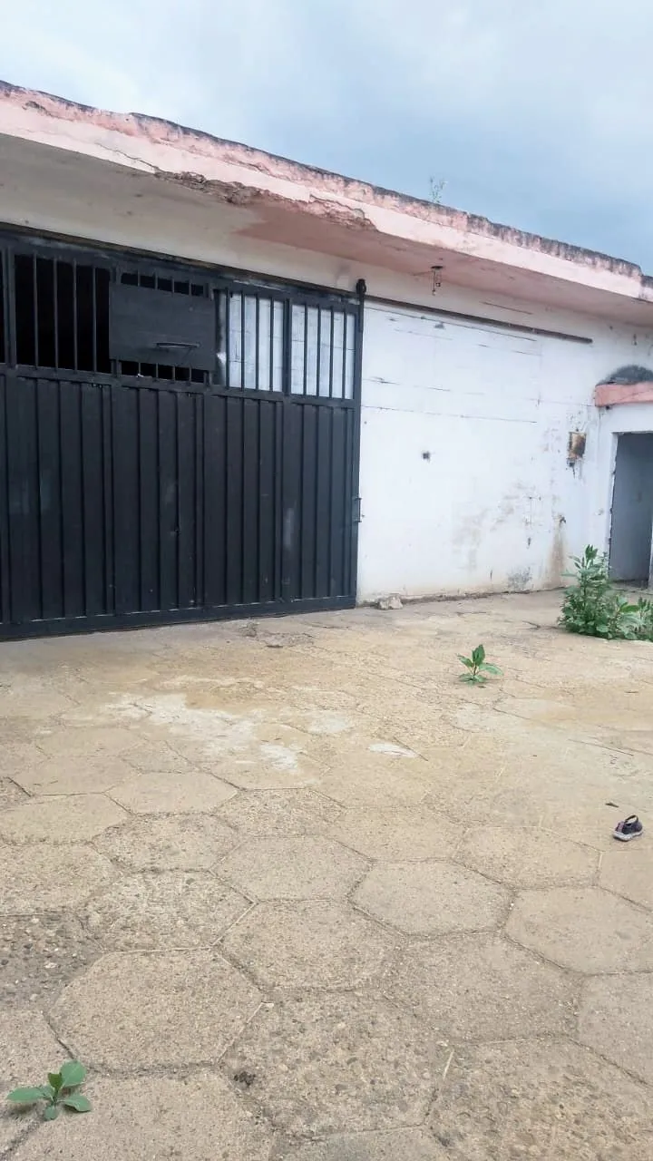 Galpón 100 mts2  en  calle San Jerónimo Barrio Acosta
